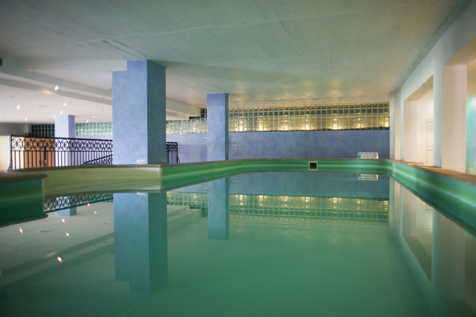 Imagen de la piscina del Hotel Mirachoro Carvoeiro. Foto 13