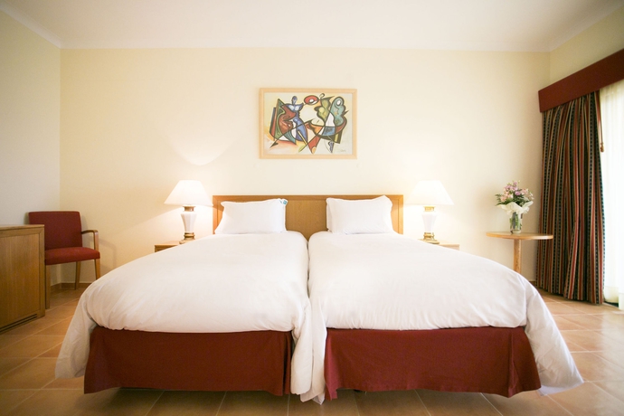 Imagen de la habitación del Hotel Mirachoro Carvoeiro. Foto 4