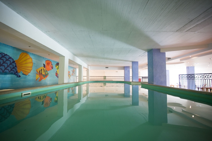 Imagen de la piscina del Hotel Mirachoro Carvoeiro. Foto 15