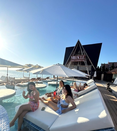 Imagen de la piscina del Hotel Miracle BeachClub Lux Sunbedandfree credit. Foto 11
