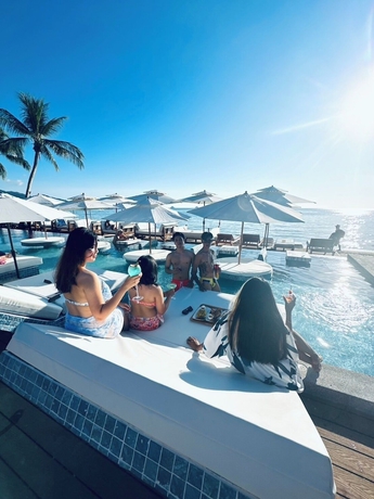 Imagen de la piscina del Hotel Miracle BeachClub Lux Sunbedandfree credit. Foto 13