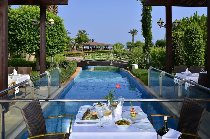 Imagen del bar/restaurante del Hotel Miracle Resort - All Inclusive. Foto 4