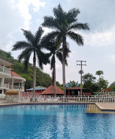 Imagen de la piscina del Hotel Mirador de la Monta&ntilde;a. Foto 18