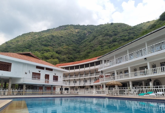 Imagen de la piscina del Hotel Mirador de la Monta&ntilde;a. Foto 19