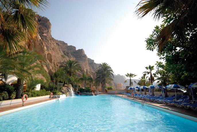 Imagen de la piscina del Hotel Mirador del Cabo Solo Adultos. Foto 10