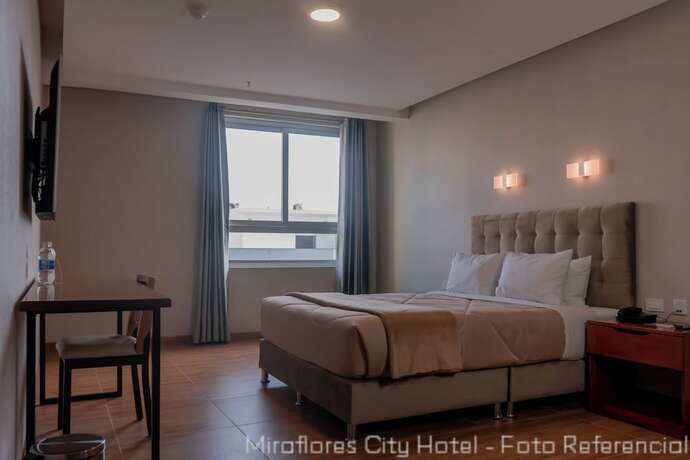 Imagen de la habitación del Hotel Miraflores City. Foto 15