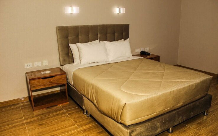 Imagen de la habitación del Hotel Miraflores City. Foto 19