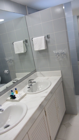 Imagen de la habitación del Hotel Miraflores Resort. Foto 15