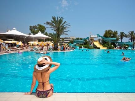 Imagen de la piscina del Hotel Mirage Park Resort. Foto 4