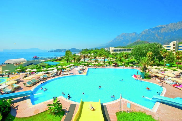 Imagen de la piscina del Hotel Mirage Park Resort. Foto 5