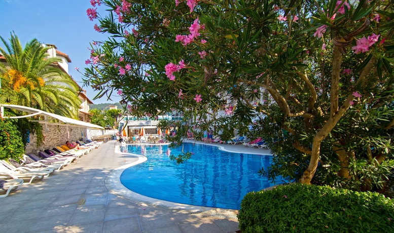 Imagen de la piscina del Hotel Mirage World. Foto 16