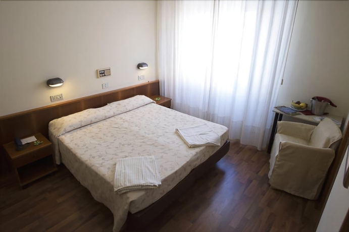 Imagen de la habitación del Hotel Miralaghi. Foto 12