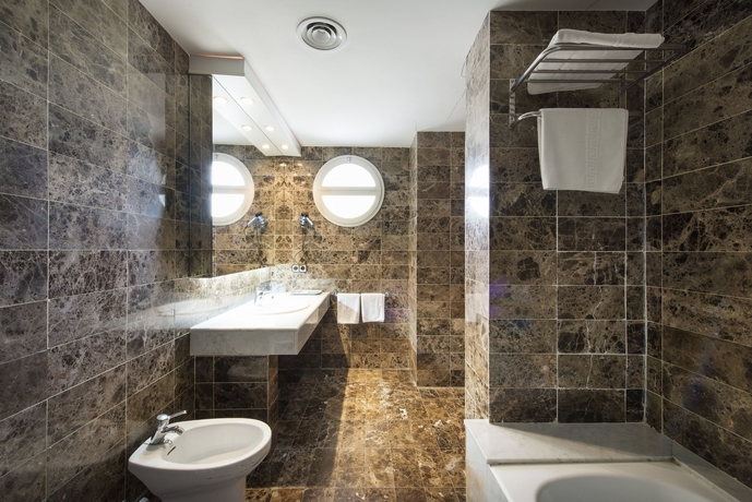 Imagen de la habitación del Hotel Mirallac. Foto 8