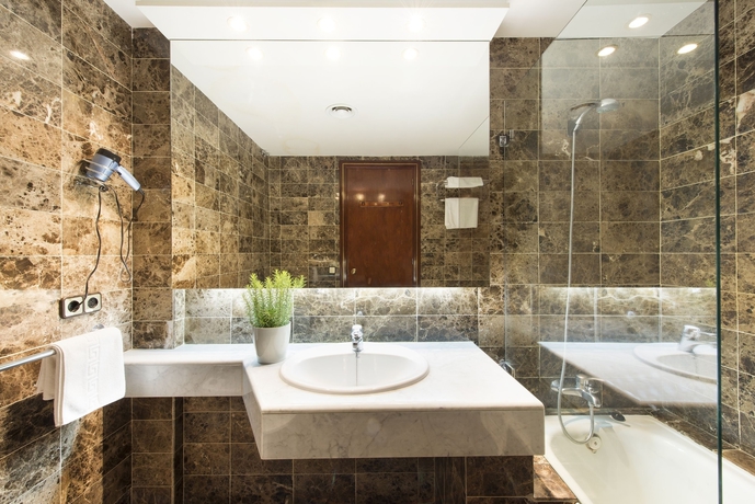 Imagen de la habitación del Hotel Mirallac. Foto 9