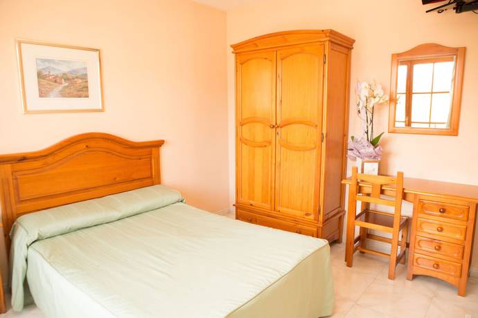 Imagen de la habitación del Hotel Miralles. Foto 17