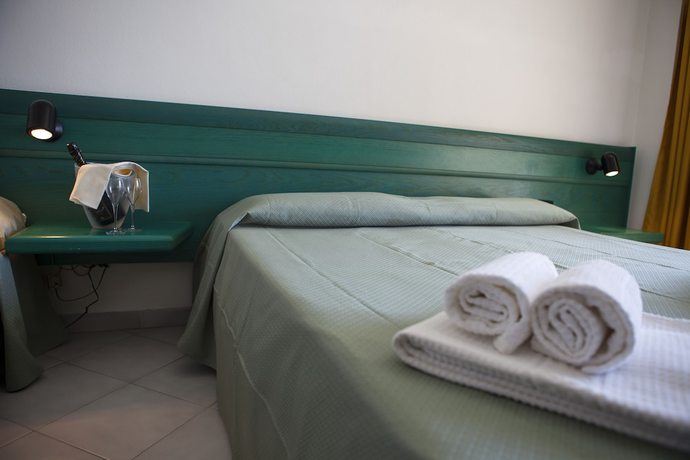 Imagen de la habitación del Hotel Miralonga. Foto 6