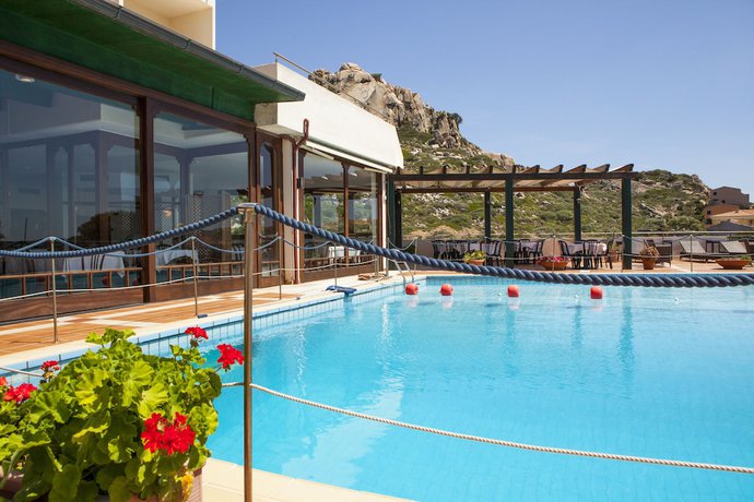 Imagen de la piscina del Hotel Miralonga. Foto 18