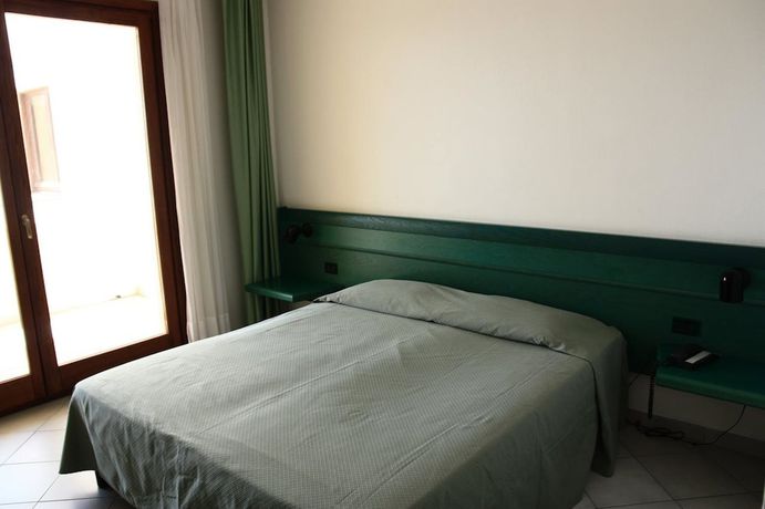 Imagen de la habitación del Hotel Miralonga. Foto 14