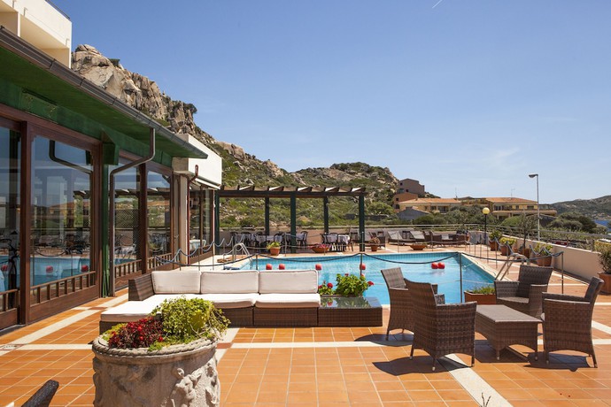 Imagen de la piscina del Hotel Miralonga. Foto 19