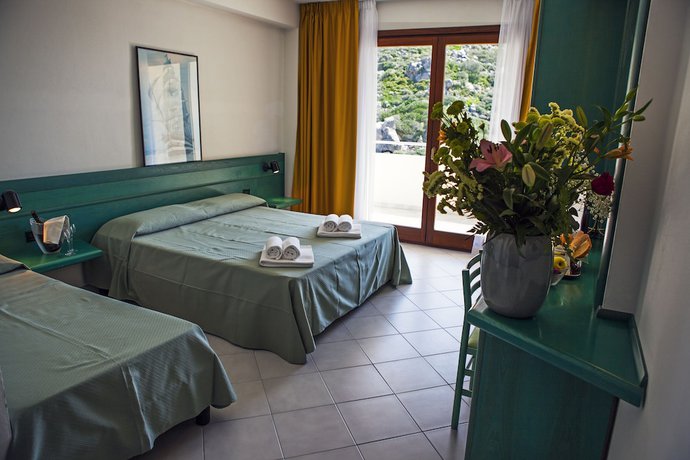 Imagen de la habitación del Hotel Miralonga. Foto 15