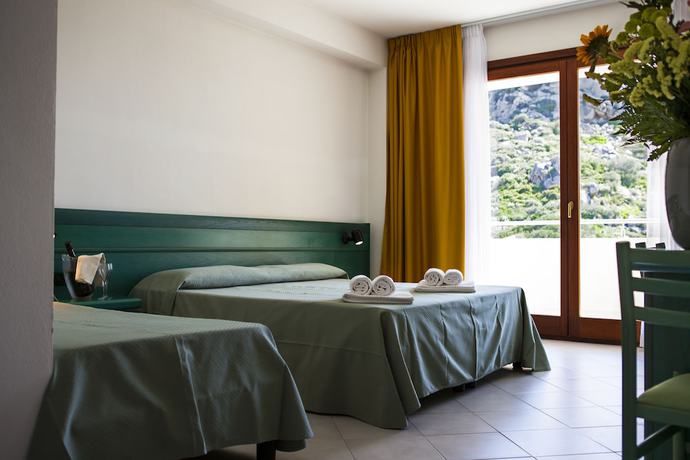 Imagen de la habitación del Hotel Miralonga. Foto 16