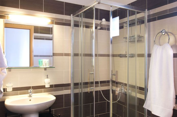 Imagen de los exteriores del Hotel Miraluna, K&aacute;rpatos. Foto 14