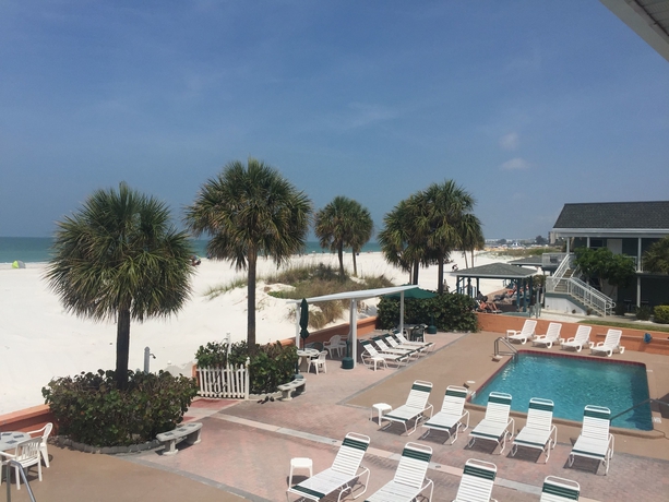 Imagen de la piscina del Hotel Miramar Beach Resort. Foto 19