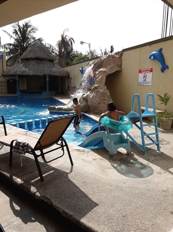 Imagen de la piscina del Hotel Miramar Inn. Foto 16