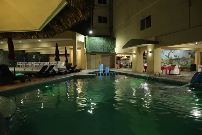 Imagen de la piscina del Hotel Miramar Inn. Foto 17