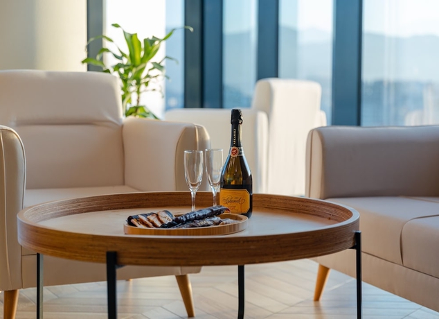 Imagen de la habitación del Hotel Miramar Luxury Residences. Foto 5