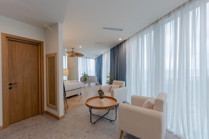 Imagen de la habitación del Hotel Miramar Luxury Residences. Foto 10