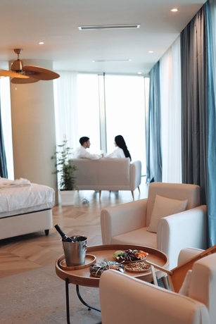 Imagen de la habitación del Hotel Miramar Luxury Residences. Foto 11