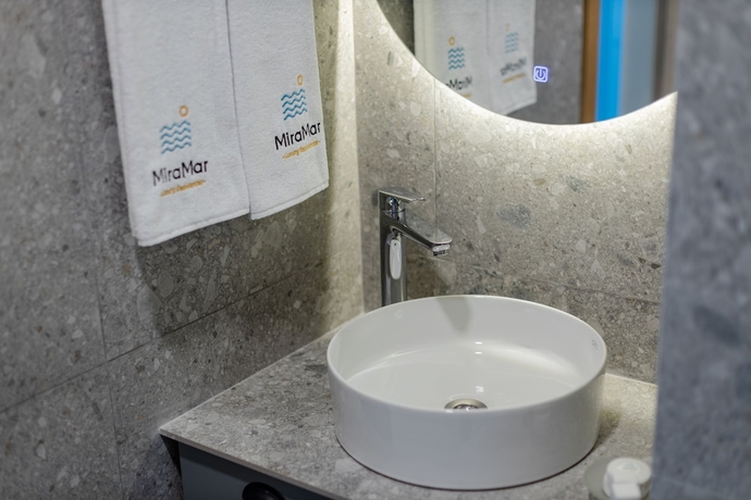 Imagen de la habitación del Hotel Miramar Luxury Residences. Foto 12