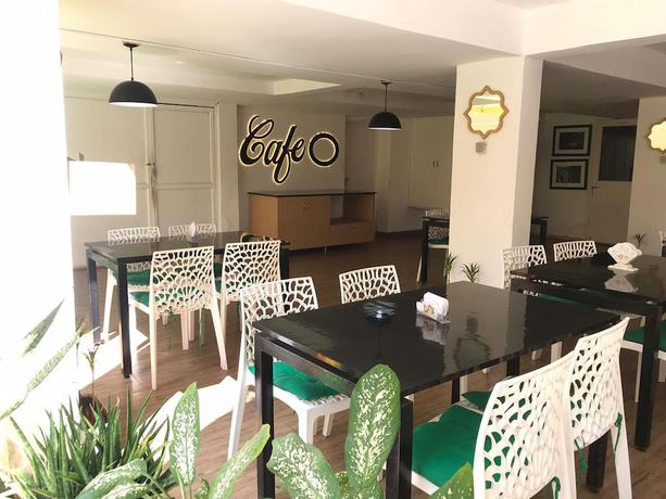 Imagen del bar/restaurante del Hotel Miramar, Miramar Beach, Goa. Foto 4
