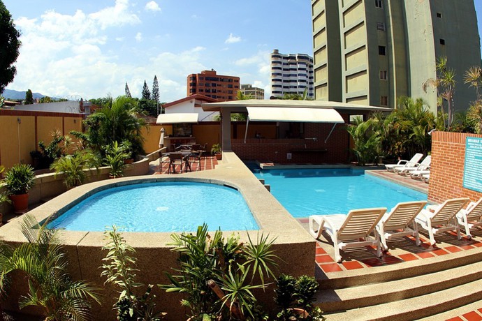 Imagen de la piscina del Hotel Miramar Suites. Foto 3