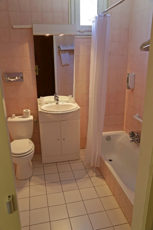 Imagen de la habitación del Hotel Miramar, lA CIOTAT. Foto 13