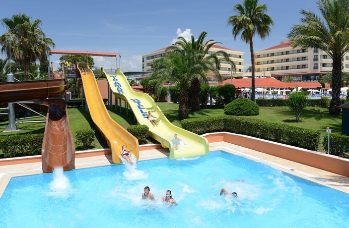 Imagen de la piscina del Hotel Miramare Beach. Foto 14