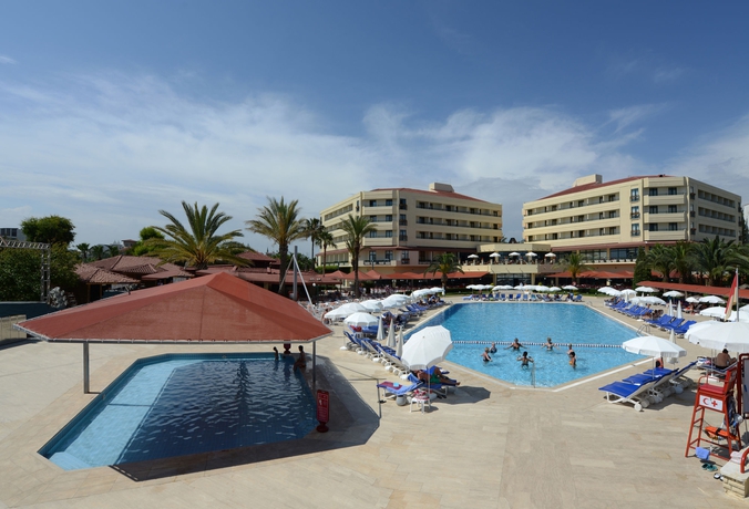 Imagen de la piscina del Hotel Miramare Beach. Foto 15