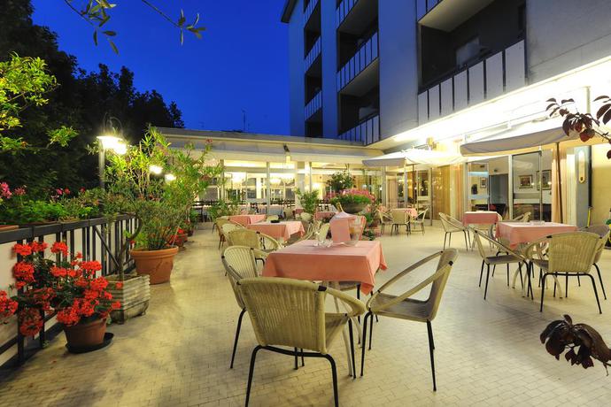 Imagen de los exteriores del Hotel Miramare Et De La Ville. Foto 10