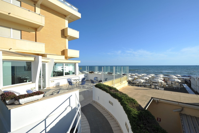 Imagen de los exteriores del Hotel Miramare, Latina. Foto 15