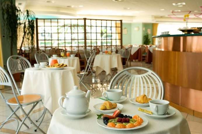 Imagen del bar/restaurante del Hotel Miramare, MARINA DI CITTA SANT ANGELO. Foto 4