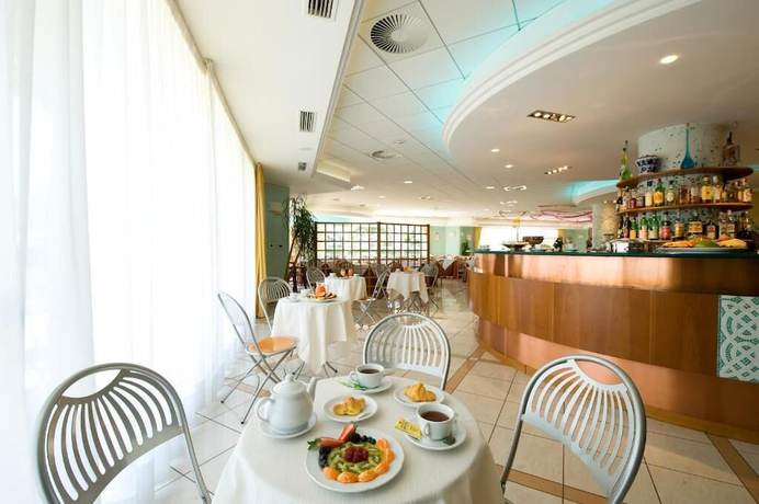 Imagen del bar/restaurante del Hotel Miramare, MARINA DI CITTA SANT ANGELO. Foto 5