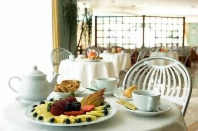Imagen del bar/restaurante del Hotel Miramare, MARINA DI CITTA SANT ANGELO. Foto 6