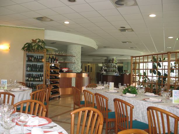 Imagen del bar/restaurante del Hotel Miramare, MARINA DI CITTA SANT ANGELO. Foto 7