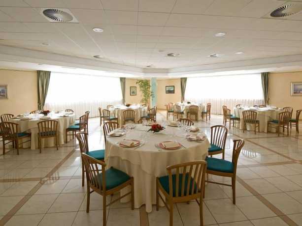Imagen del bar/restaurante del Hotel Miramare, MARINA DI CITTA SANT ANGELO. Foto 8