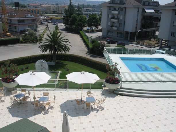 Imagen de la piscina del Hotel Miramare, MARINA DI CITTA SANT ANGELO. Foto 20