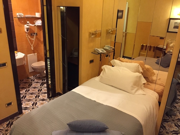 Imagen de la habitación del Hotel Miramare, Nápoles. Foto 9