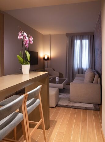 Imagen de la habitación del Hotel Miramare Suites. Foto 17