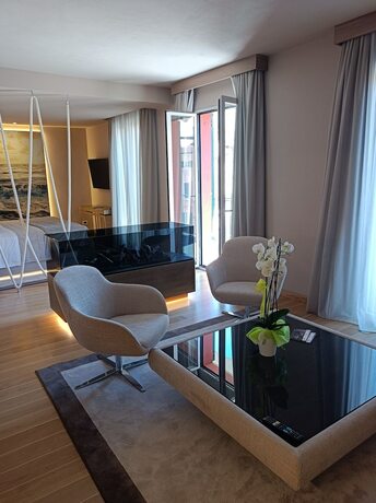 Imagen de la habitación del Hotel Miramare Suites. Foto 19