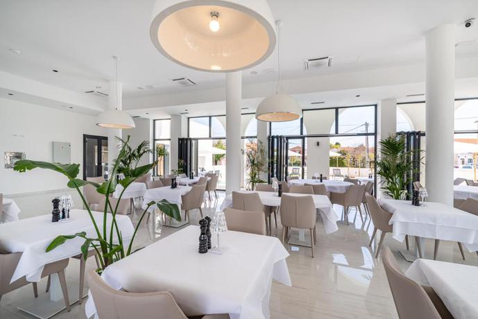 Imagen del bar/restaurante del Hotel Miramare Zadar. Foto 2